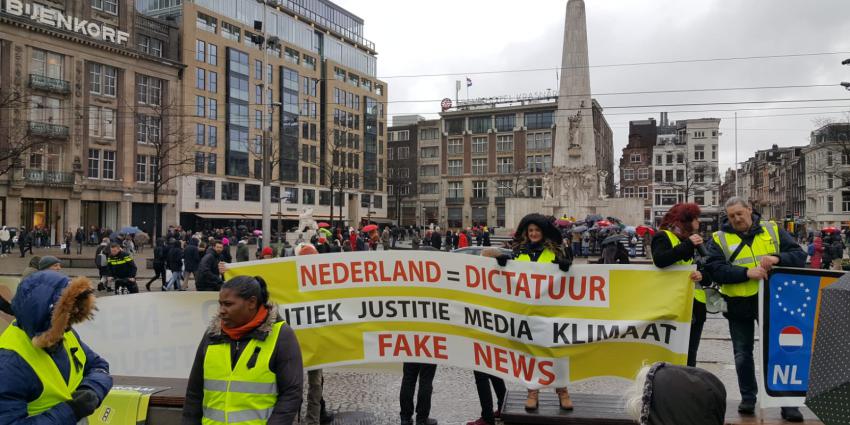 Demonstratie 'Gele Hesjes' op de Dam in Amsterdam