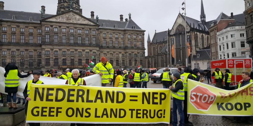 Demonstratie 'Gele Hesjes' op de Dam in Amsterdam