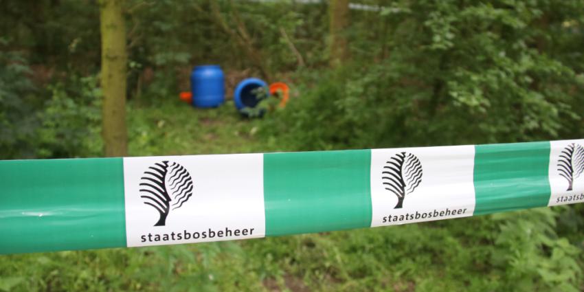 Vaten met mogelijk drugs gedumpt