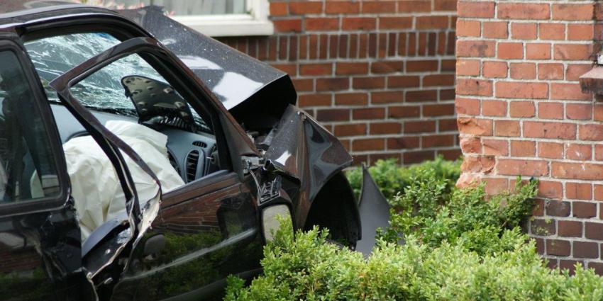 Man rijdt met auto tegen gevel van woning in Muntendam