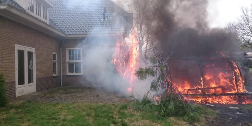 Brand achter voormalig gemeentehuis Paterswolde