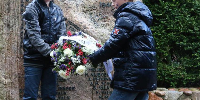 Foto van kranslegging bij monument Gieten | Van Oost Media | www.vanoostmedia.nl