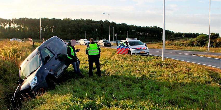 Auto naast de weg in Gieten