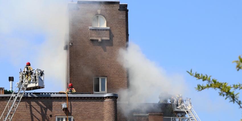 Dakbrand Amsterdam Oud Zuid snel onder controle