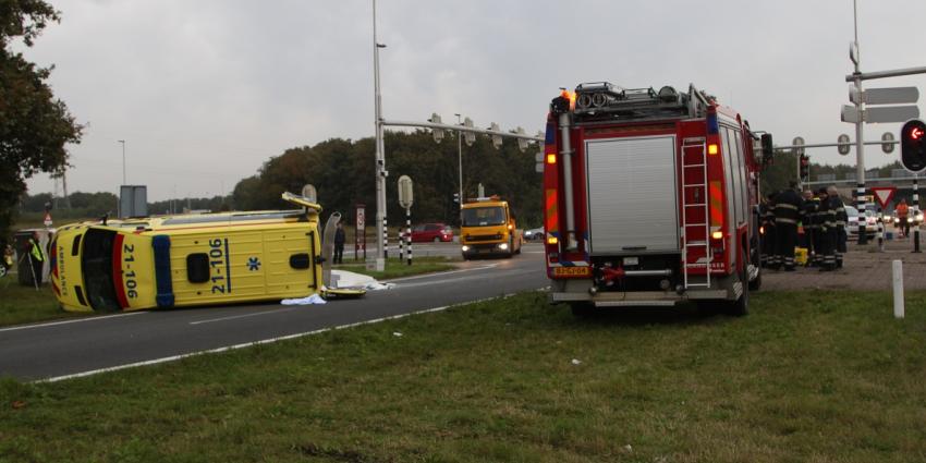 Foto van ambulance op zijn kant | Willy Smits | www.112journaal.nl