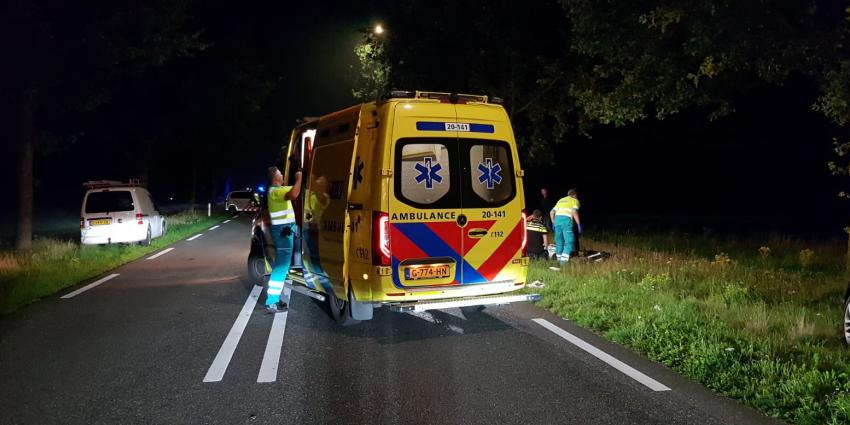 Ambulancepersoneel ontfermt zich over slachtoffer