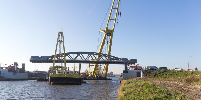 Nieuwe hefbrug op zijn plek over het Van Starkenborghkanaal