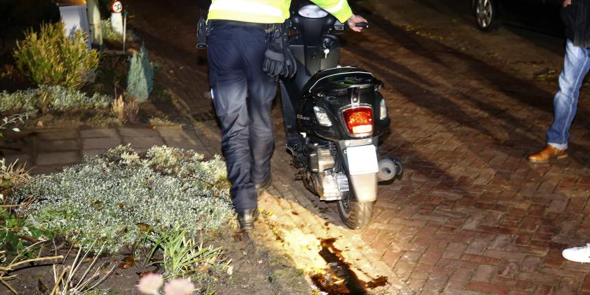 Vrouw met scooter hard onderuit