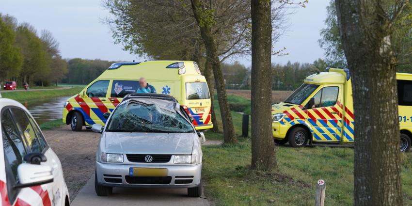 Auto over de kop bij ongeval 