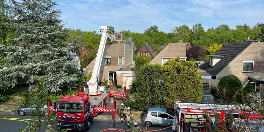 Ladderwagen ingezet voor dakbrand