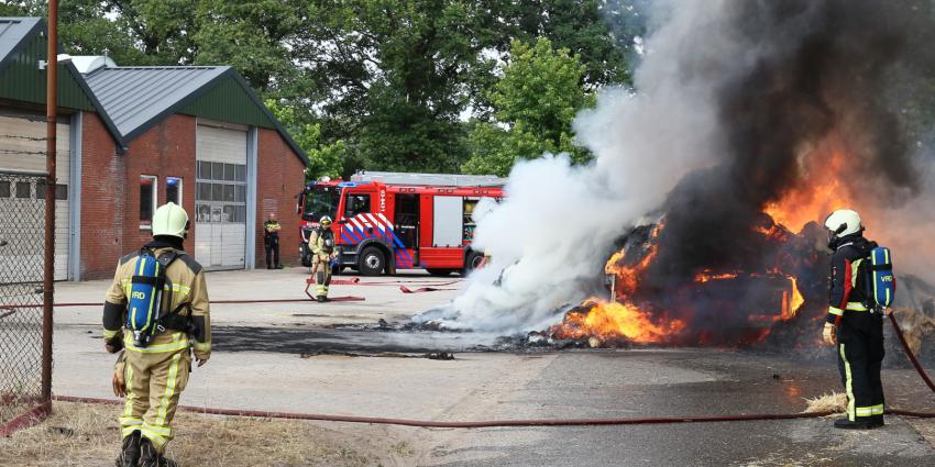 Aanhanger met strobalen in brand