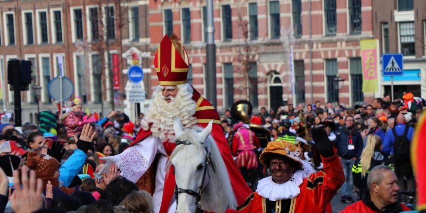 Sint krijgt warm onthaal in Amsterdam