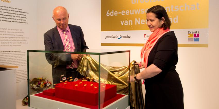Foto van onthulling gevonden munten | Sake Elzinga