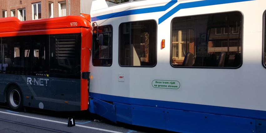 Gewonden bij aanrijding tussen tram, bus en taxi