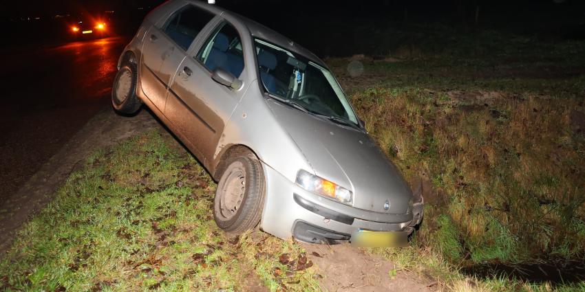 Auto half in de sloot