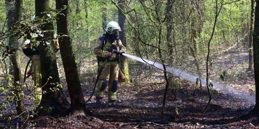 Foto van blussende brandweerman