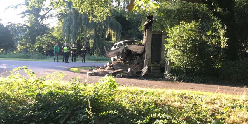 Auto tegen het Scholte monument