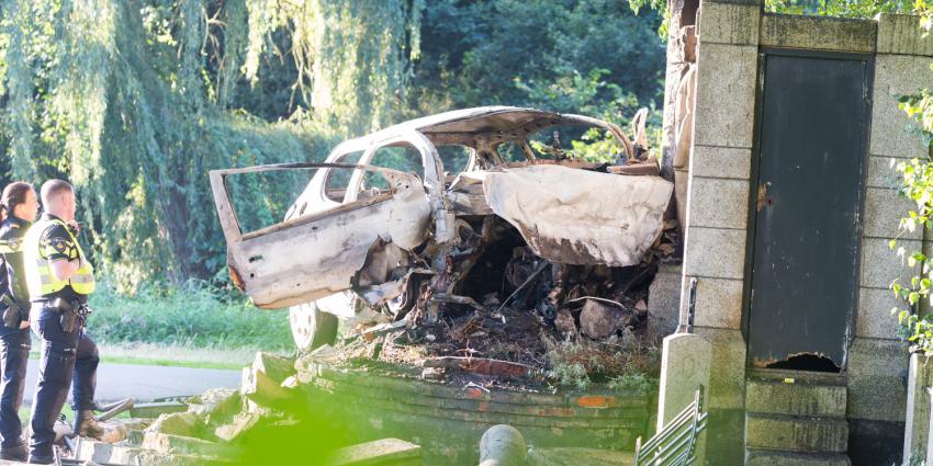 Auto tegen het Scholte monument