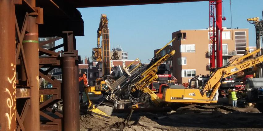 Boormachine zakt weg bij bouwwerkzaamheden in Groningen