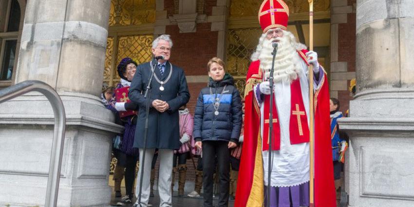 Sinterklaas spreekt kinderen en ouders toe