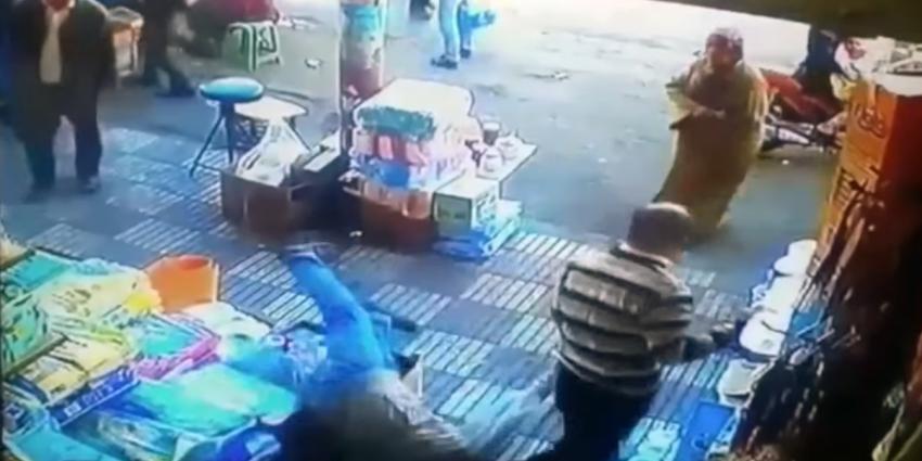 Man tegen de grond geslagen na in billen knijpen vrouw