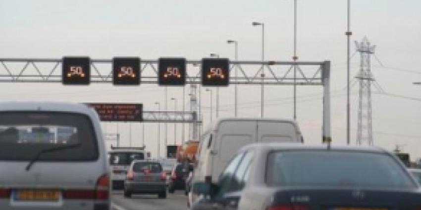 A1 afgesloten door auto in de sloot