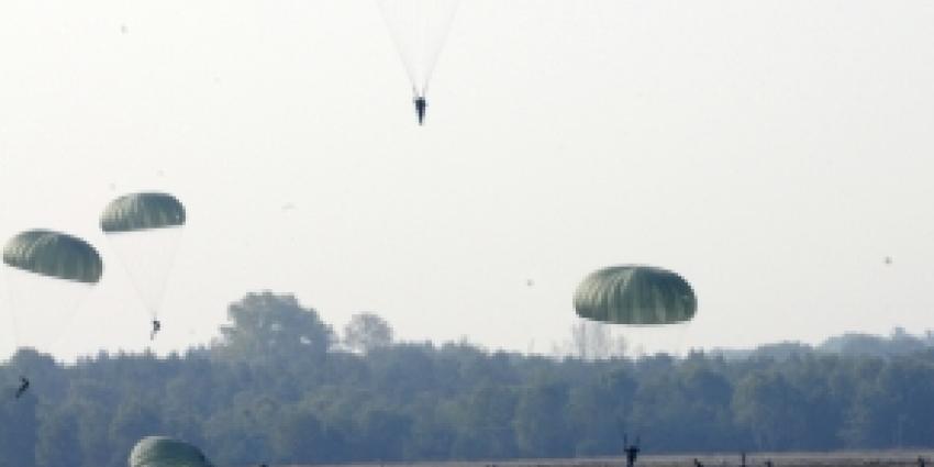 Parachuteopleiding maakt verdere Benelux-samenwerking concreet