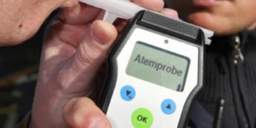 Dronken spookrijder ramt politieauto frontaal