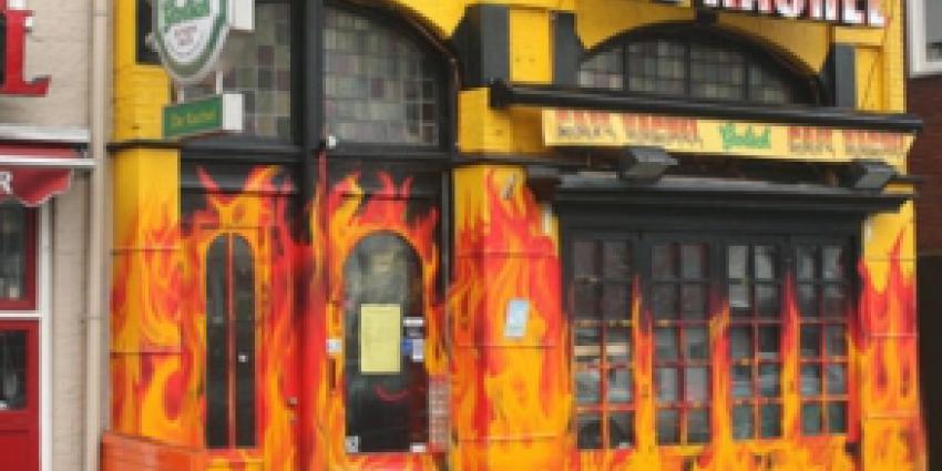 Rechter:asbak kleine kroegen toch van tafel