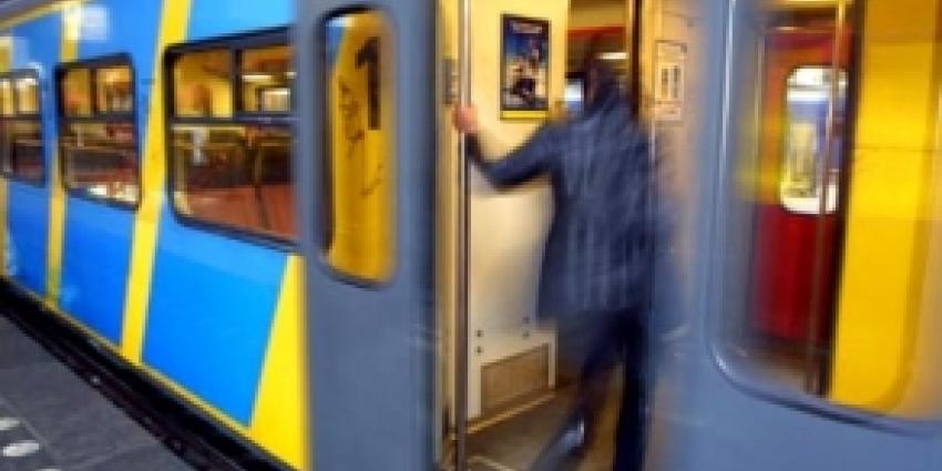 Foto van conducteur in trein | Archief FBF.nl