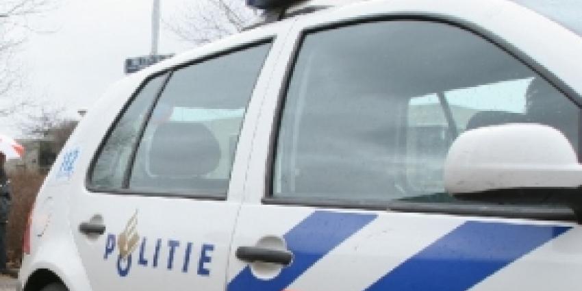 Vrouw verleent geen voorrang en 'parkeert' auto tegen voorgevel woning