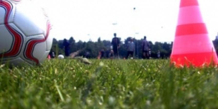 Foto van bal op voetbalveld | EHF