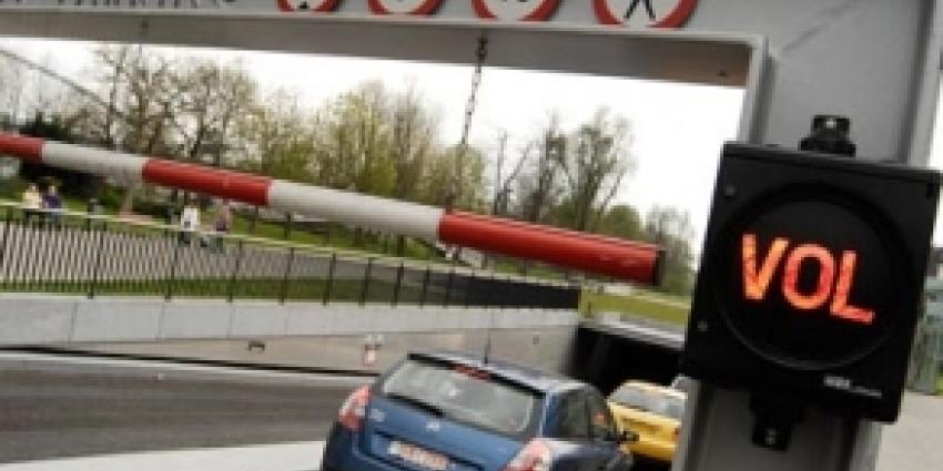 Vrouw beroofd en bijna gewurgd in parkeergarage