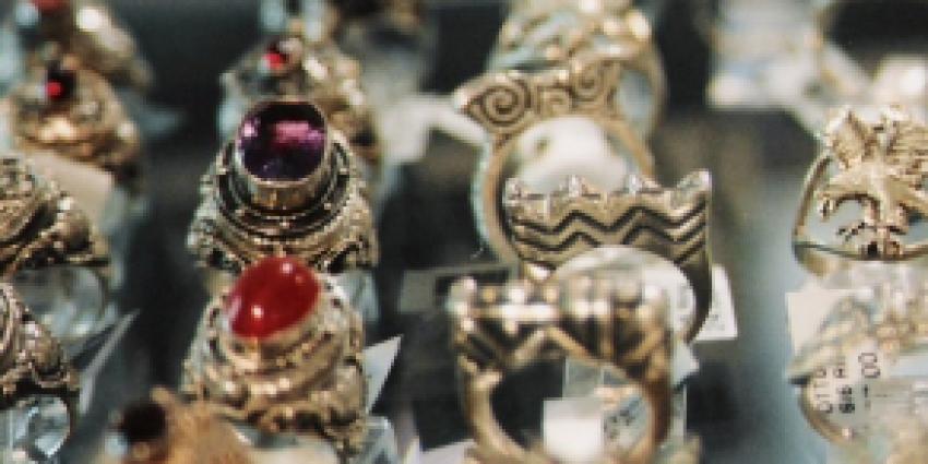 Omstanders pakken man bij overval op juwelier