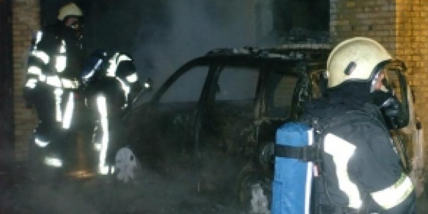 Politieauto&#039;s in Sommelsdijk beschadigd door brand