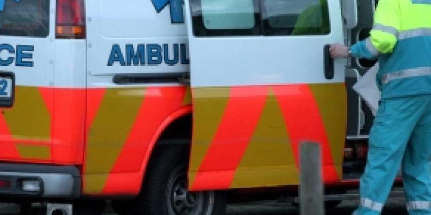 Auto rijdt tegen pui, bestuurder dood