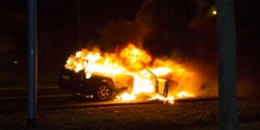 Auto volledig uitgebrand op A2