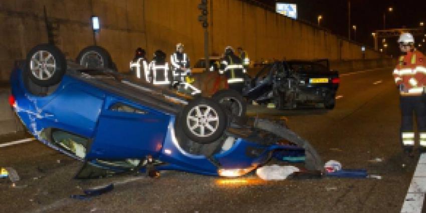 Auto over de kop op A4 bij Schiedam