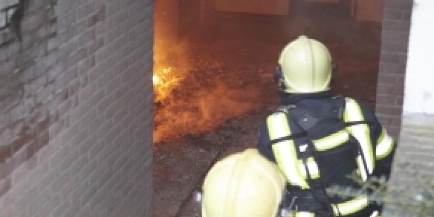 Brandweer ontruimt honderd woningen  vanwege brand in kelderboxen