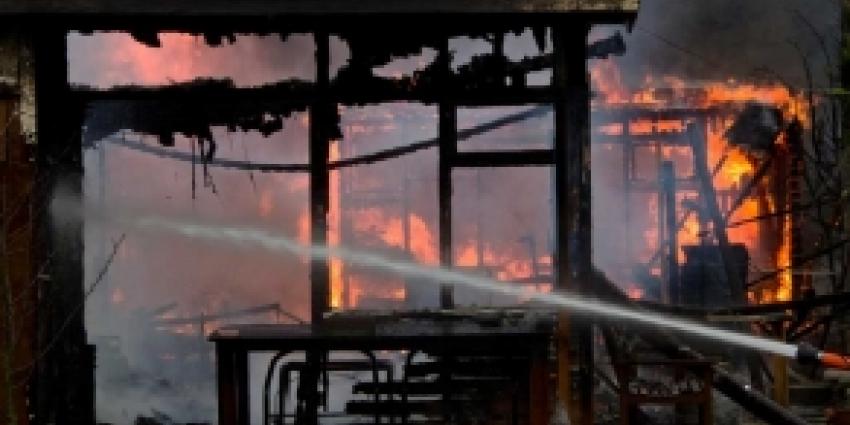 Meerdere tuinhuisjes in Schiedam uitgebrand