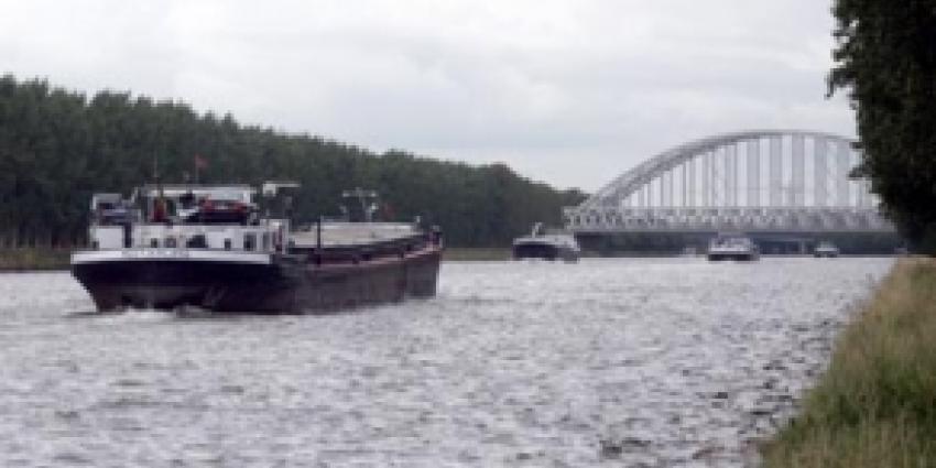 Schip vaart tegen brug op Zwarte Water