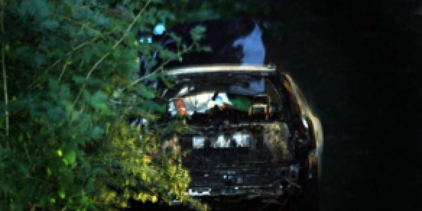 Lijk in uitgebrande auto Houten aangetroffen