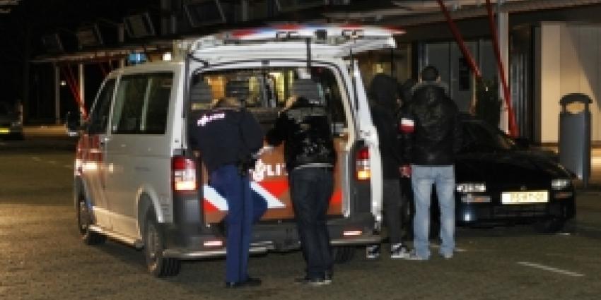Foto van agenten bij auto | Archief FBF.nl