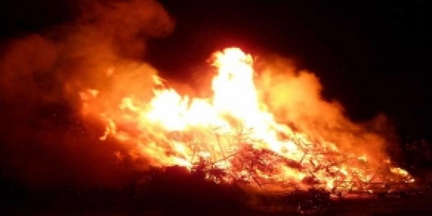 Bijna 1000 kerstbomen in Andijk in vlammen opgegaan