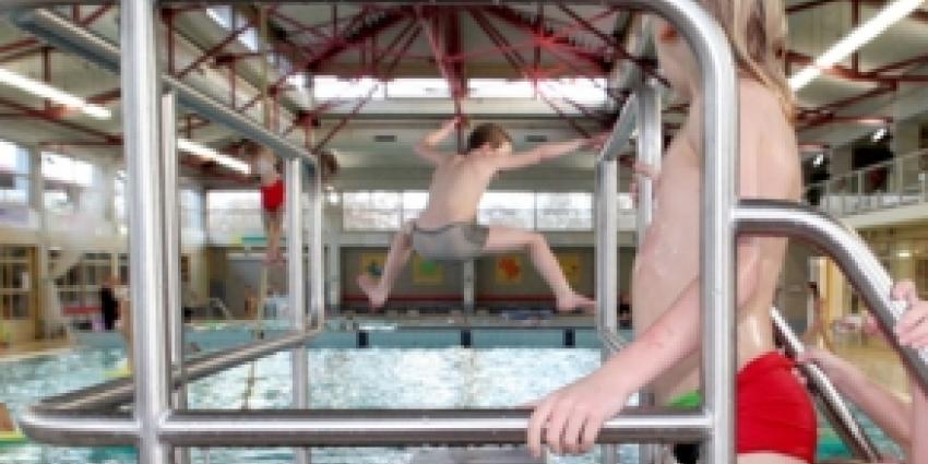 Zwembadontzegging voor 10 jongens na wangedrag
