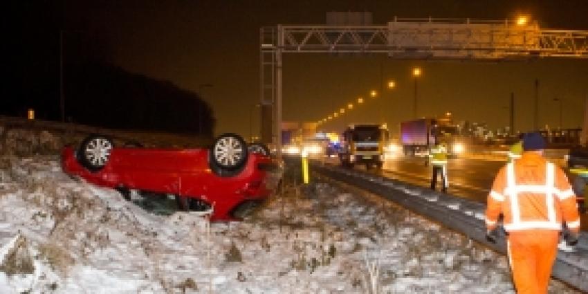 Auto over de kop bij afrit A15