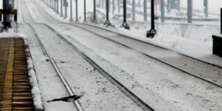 Treinverkeer Amsterdam CS en Schiphol deels plat