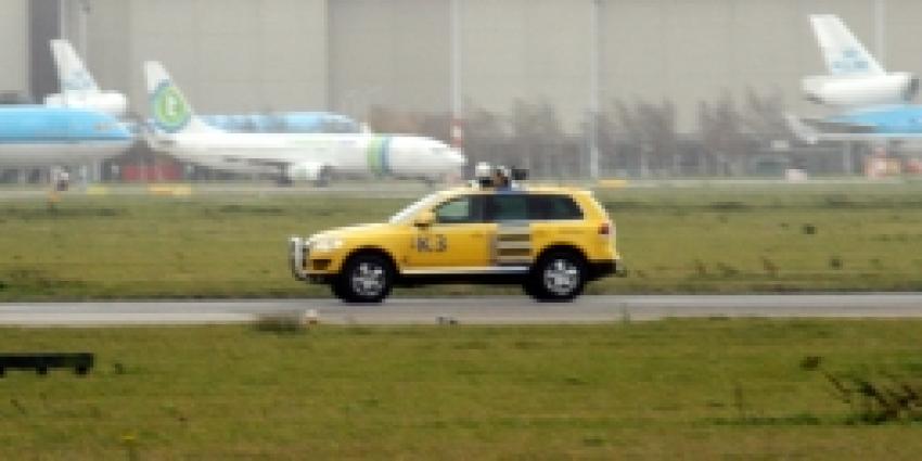Opstijgende Boeing 737 en auto vogelwacht Schiphol tegelijk op startbaan