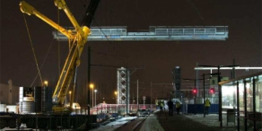 Eerste deel voetgangersbrug station Breda geplaatst