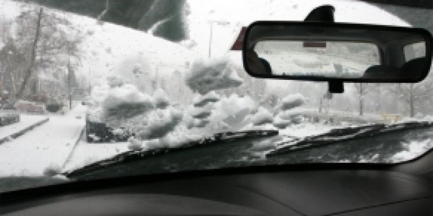 Het KNMI waarschuwt voor gladde wegen door sneeuwval